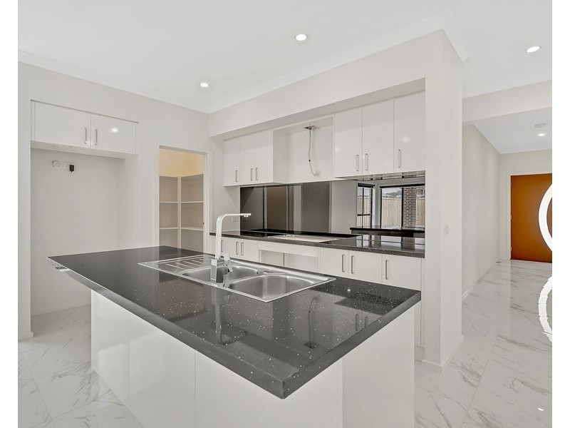 18 Oasis Avenue, Mickleham VIC 3064