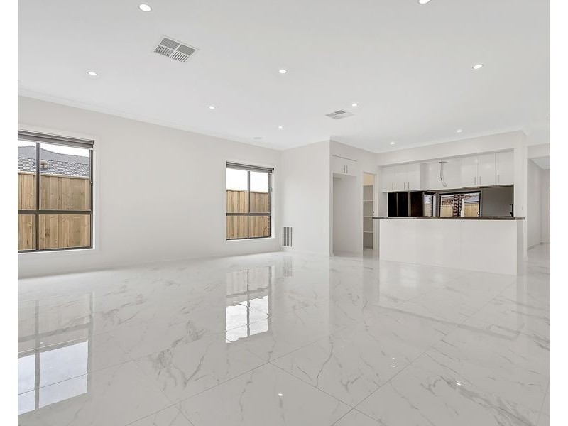 18 Oasis Avenue, Mickleham VIC 3064