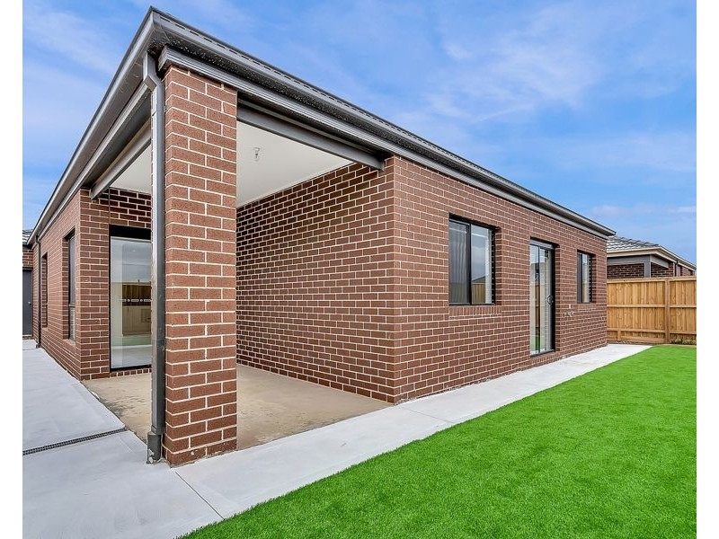 18 Oasis Avenue, Mickleham VIC 3064