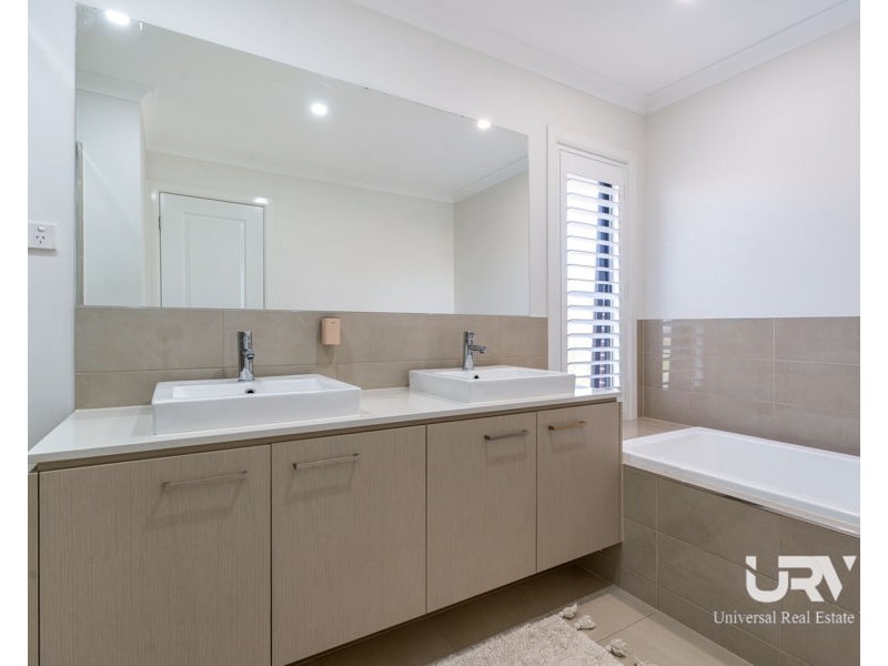4 Clopton Rise, Craigieburn VIC 3064