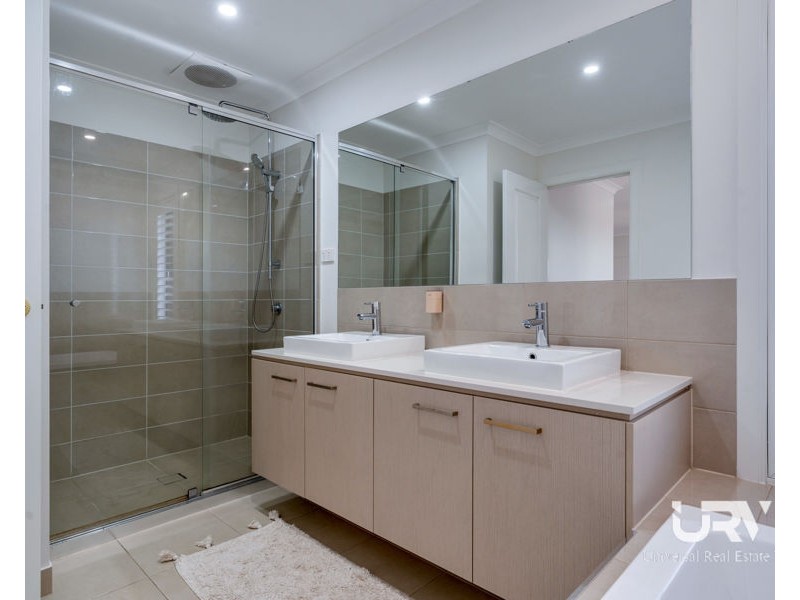 4 Clopton Rise, Craigieburn VIC 3064