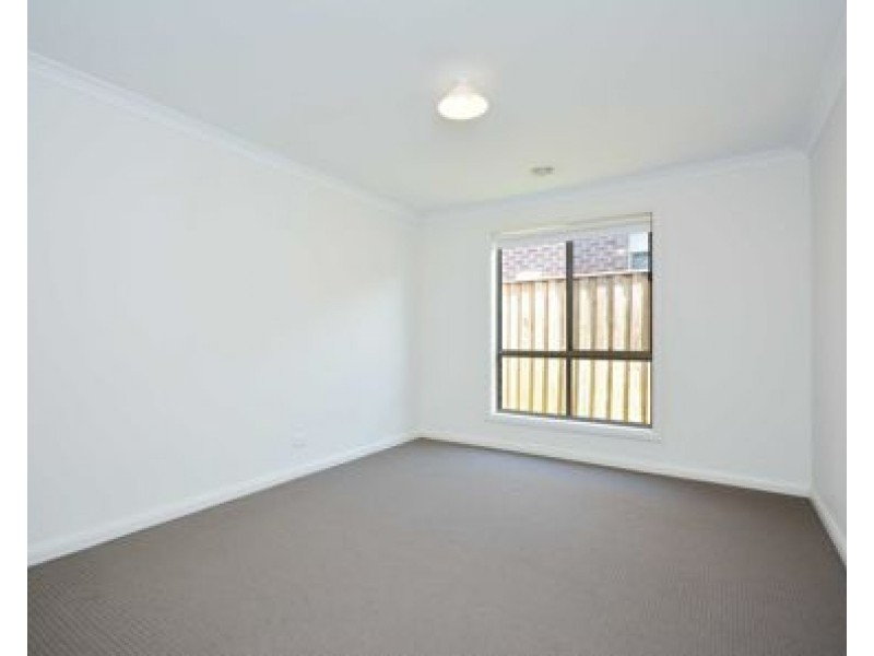 35 Hollington Drive, Mickleham VIC 3064