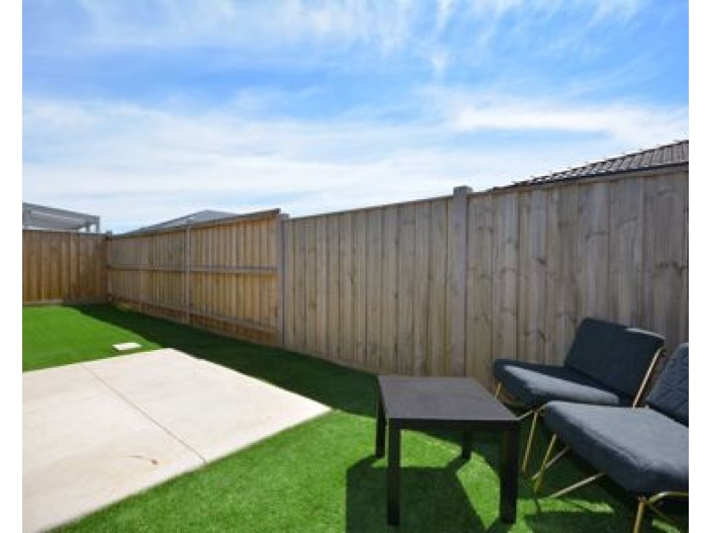 35 Hollington Drive, Mickleham VIC 3064