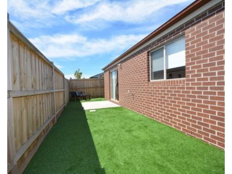 35 Hollington Drive, Mickleham VIC 3064