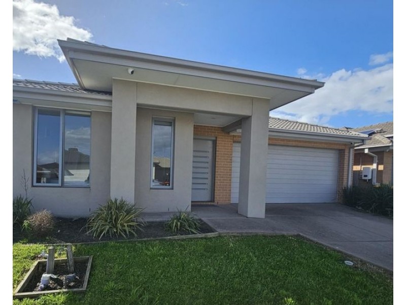 16 Featherwood Crescent, Craigieburn VIC 3064
