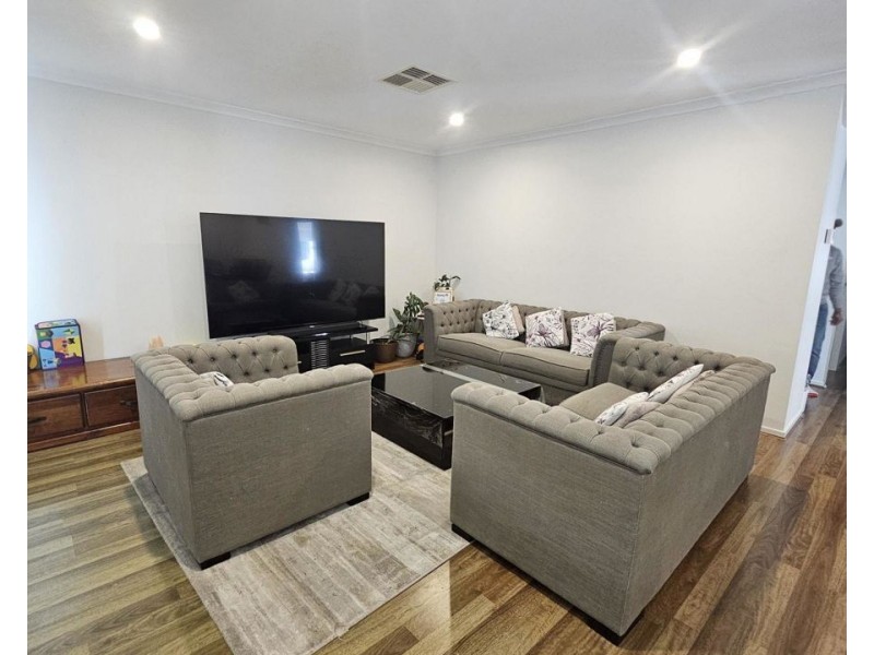 16 Featherwood Crescent, Craigieburn VIC 3064