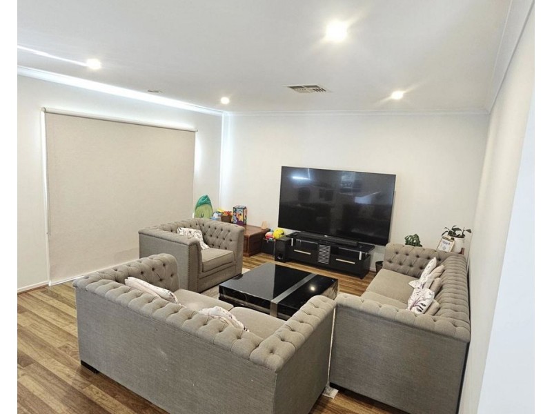 16 Featherwood Crescent, Craigieburn VIC 3064