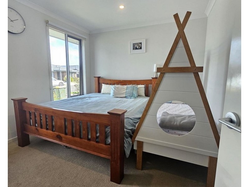 16 Featherwood Crescent, Craigieburn VIC 3064
