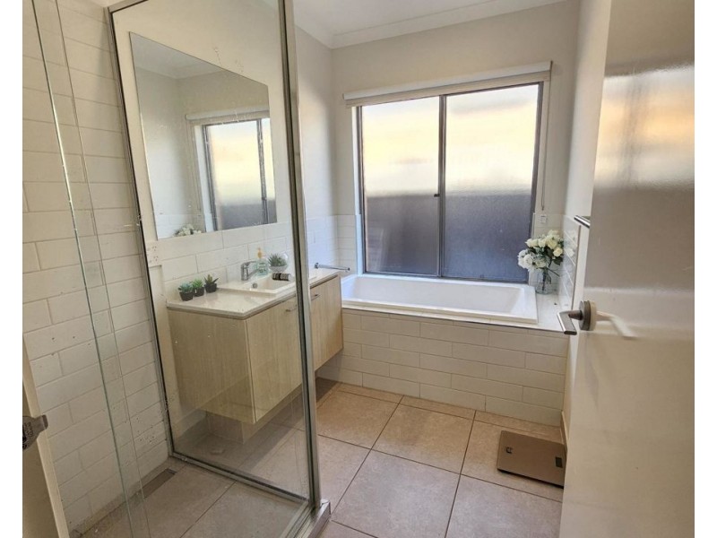 16 Featherwood Crescent, Craigieburn VIC 3064