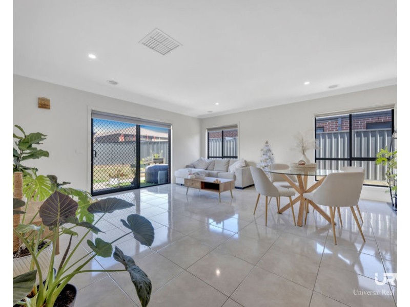 8 Wispering Circuit, Kilmore VIC 3764