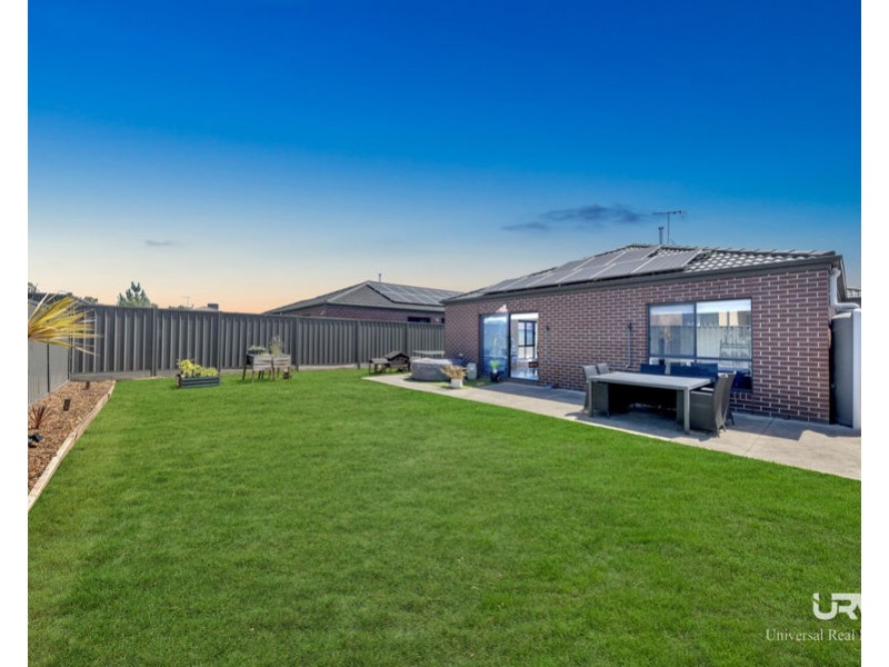 8 Wispering Circuit, Kilmore VIC 3764