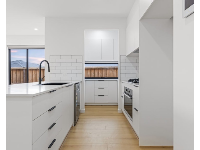 9 Beaconsfield Drive, Mickleham VIC 3064