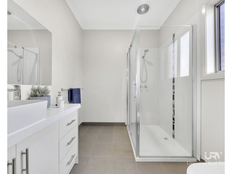 9 Brickwood Cct, Craigieburn VIC 3064
