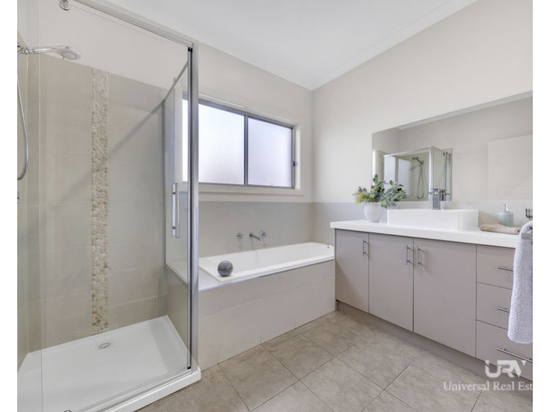 9 Brickwood Cct, Craigieburn VIC 3064