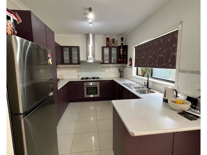 8 Discovery Close, Craigieburn VIC 3064