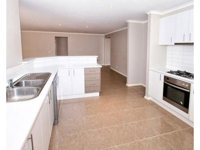 39 Coronet Avenue, Roxburgh Park VIC 3064