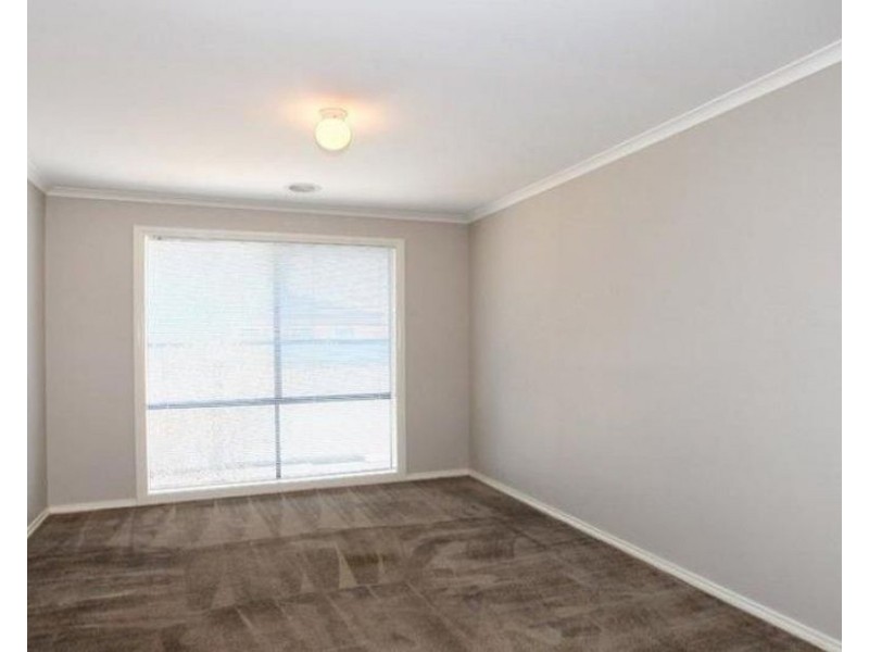 39 Coronet Avenue, Roxburgh Park VIC 3064