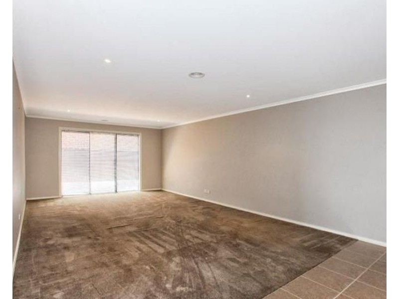 39 Coronet Avenue, Roxburgh Park VIC 3064