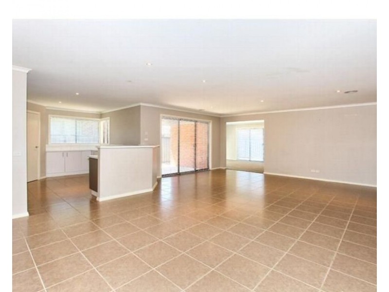 39 Coronet Avenue, Roxburgh Park VIC 3064