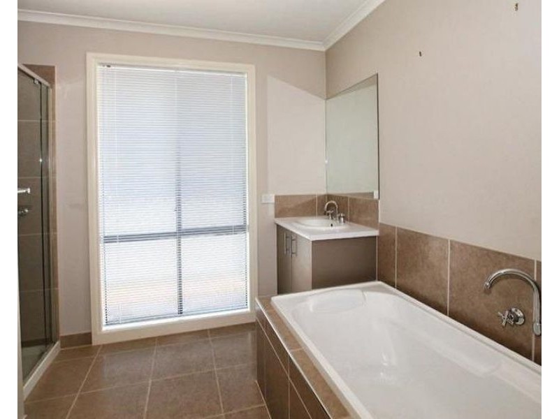 39 Coronet Avenue, Roxburgh Park VIC 3064