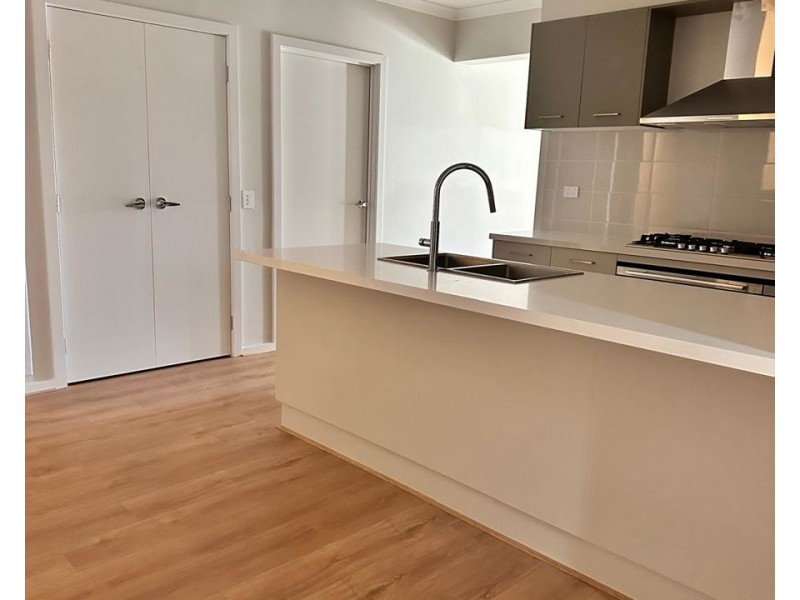 4 Shelly st, Donnybrook VIC 3064