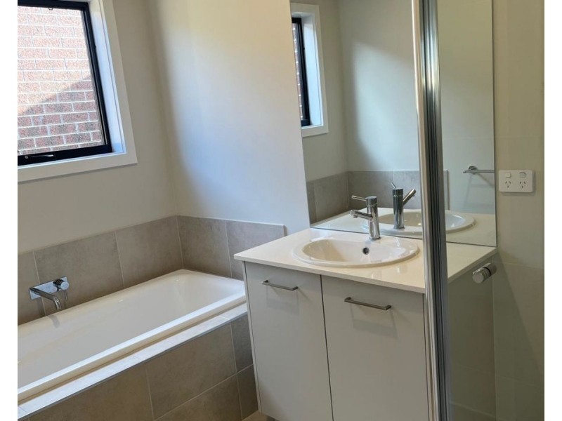 4 Shelly st, Donnybrook VIC 3064