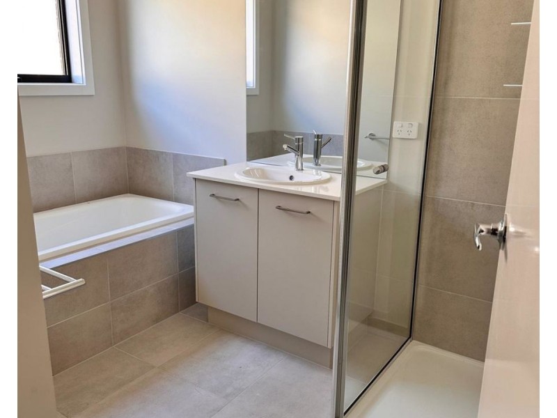 4 Shelly st, Donnybrook VIC 3064