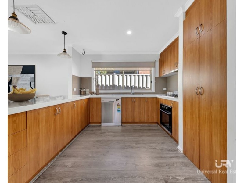 2 Crestwood Lane, Craigieburn VIC 3064
