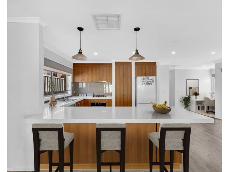 2 Crestwood Lane, Craigieburn VIC 3064