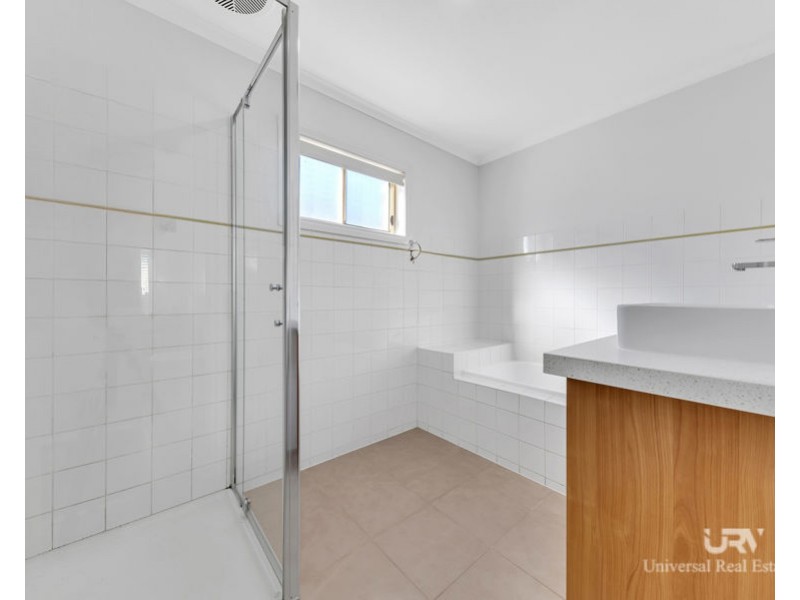 2 Crestwood Lane, Craigieburn VIC 3064