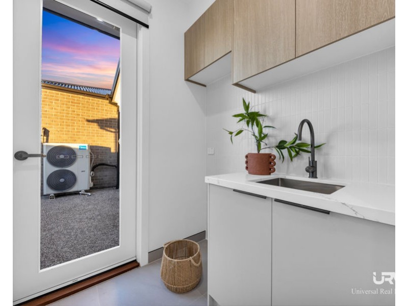 35 Butterfly Cres, Mickleham VIC 3064