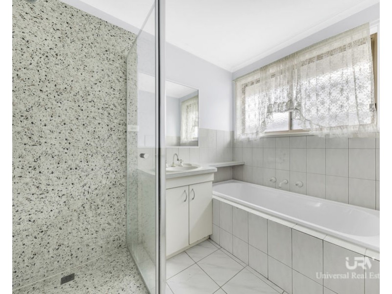 8 Manningtree Parade, Craigieburn VIC 3064
