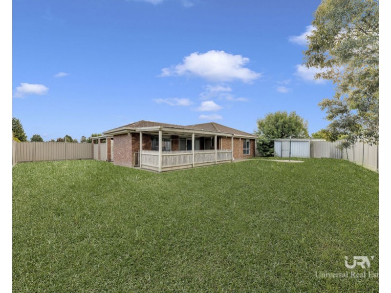 8 Manningtree Parade, Craigieburn VIC 3064