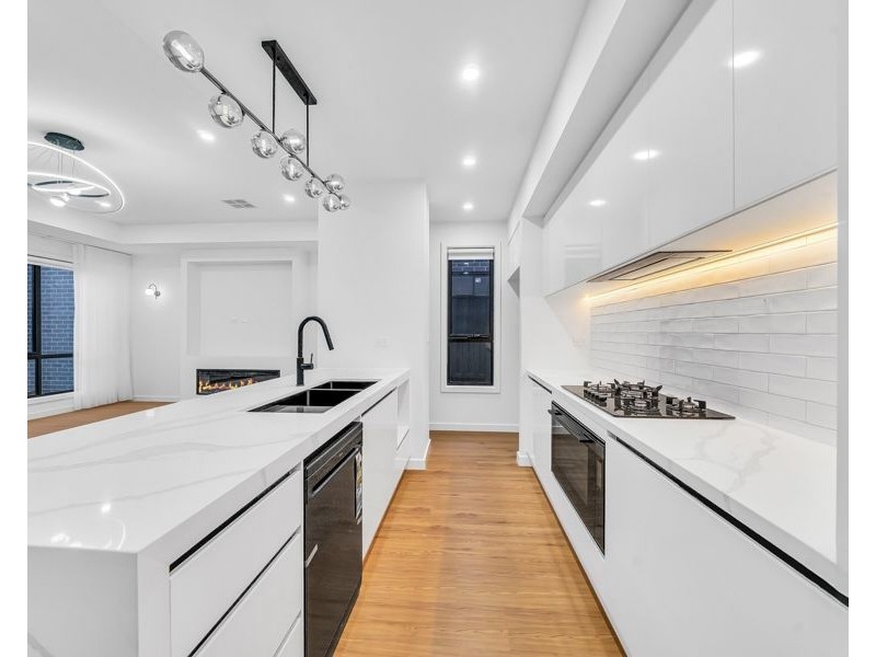 32 Templetonia Cct, Mickleham VIC 3064