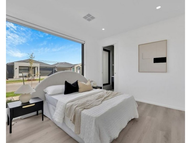 13 Slender Way, Mickleham VIC 3064