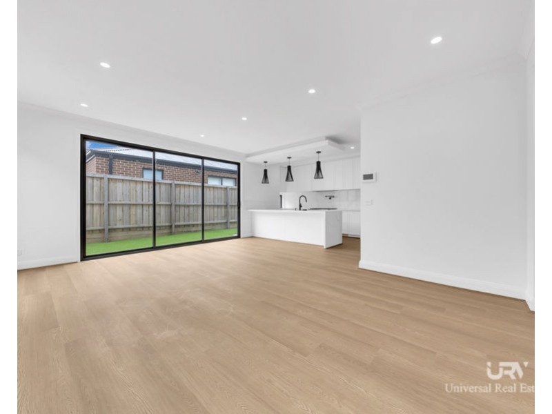 35 Falconer Dr, Mickleham VIC 3064