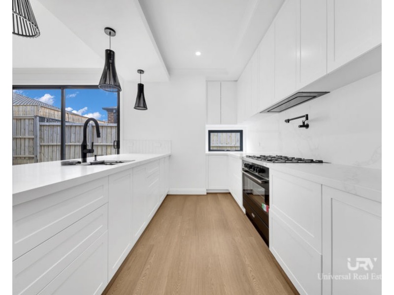 35 Falconer Dr, Mickleham VIC 3064