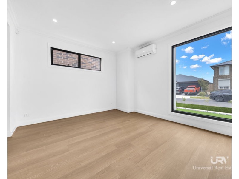 35 Falconer Dr, Mickleham VIC 3064