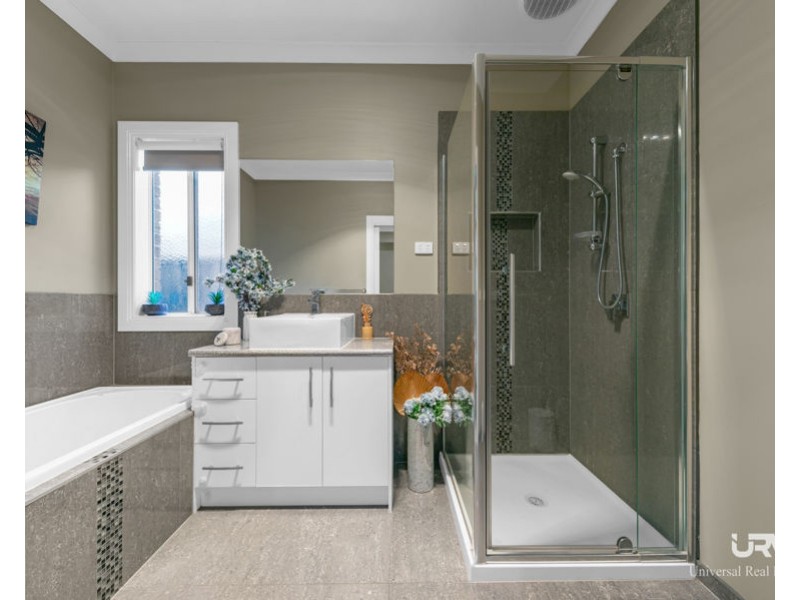 8 Dashing Rd, Craigieburn VIC 3064