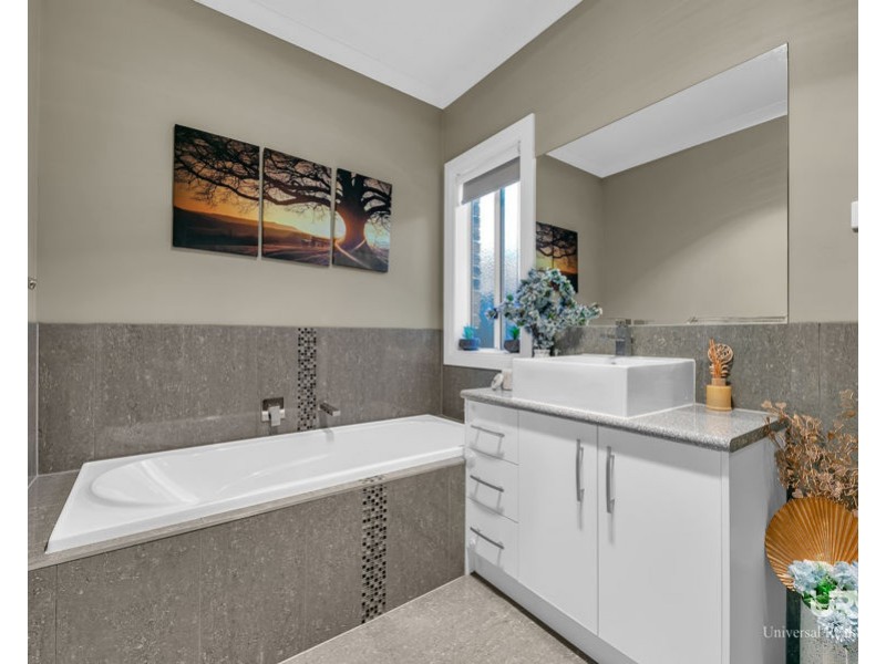 8 Dashing Rd, Craigieburn VIC 3064