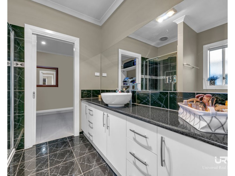 8 Dashing Rd, Craigieburn VIC 3064