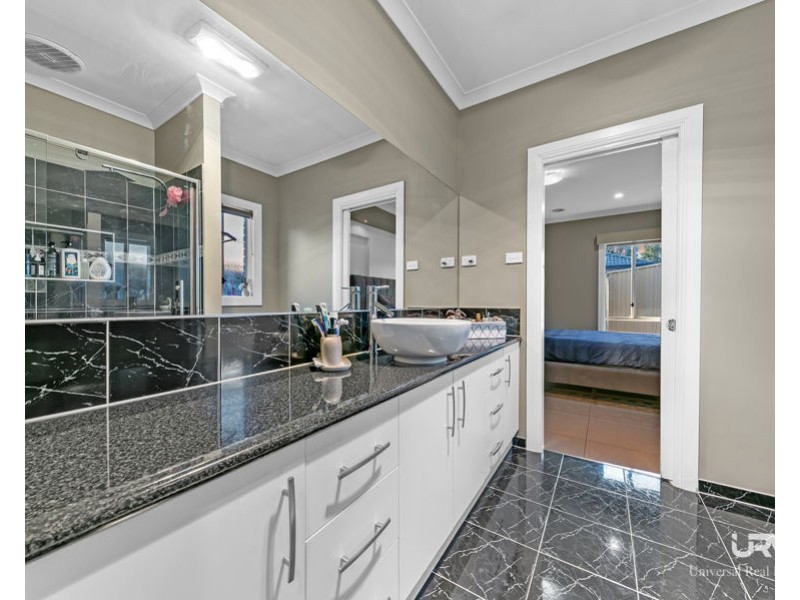 8 Dashing Rd, Craigieburn VIC 3064