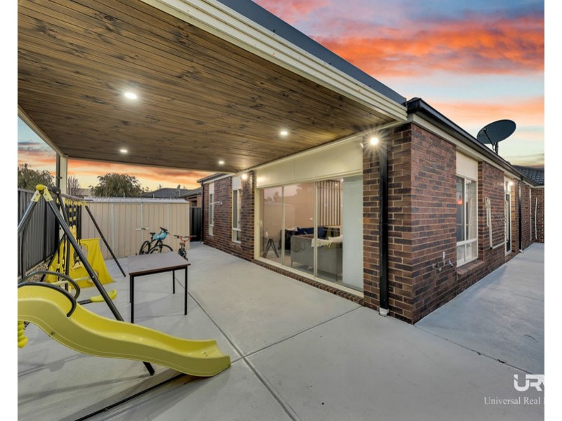 8 Dashing Rd, Craigieburn VIC 3064