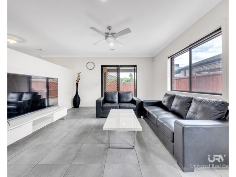 8 Upthorpe Way, Mickleham VIC 3064