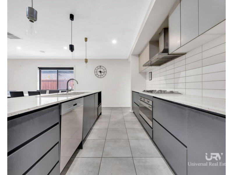 8 Upthorpe Way, Mickleham VIC 3064