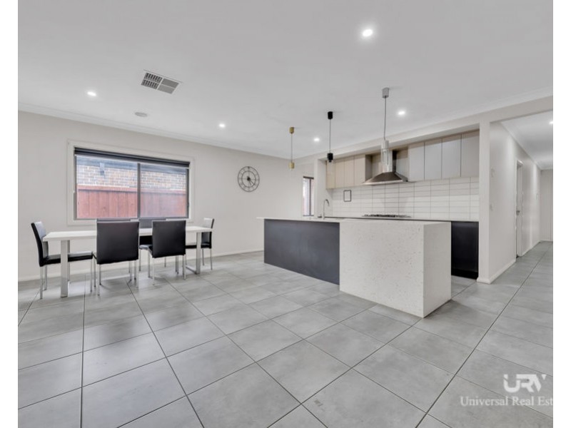 8 Upthorpe Way, Mickleham VIC 3064