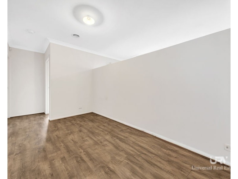 8 Upthorpe Way, Mickleham VIC 3064