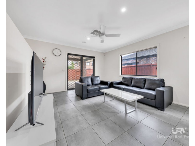 8 Upthorpe Way, Mickleham VIC 3064