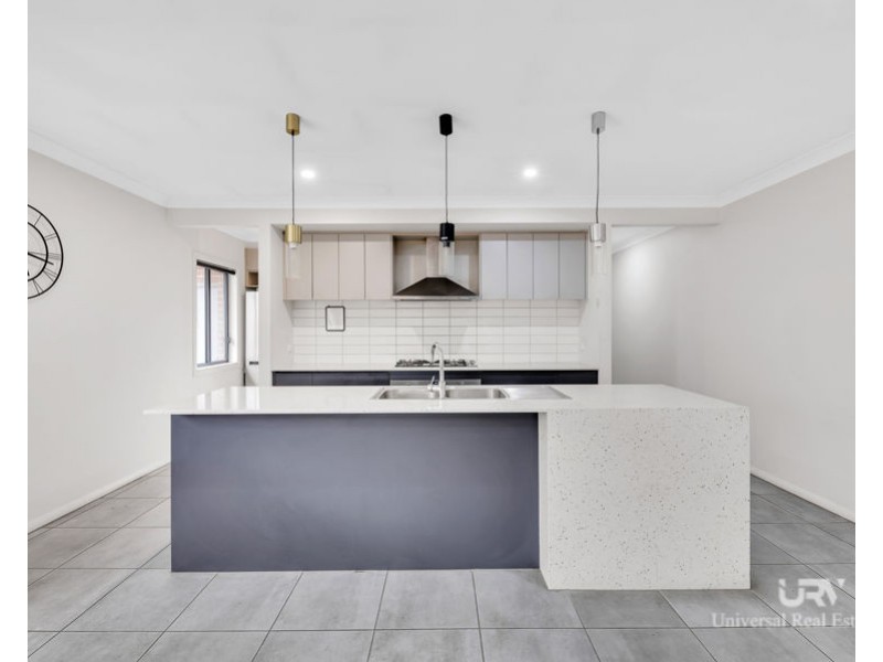 8 Upthorpe Way, Mickleham VIC 3064