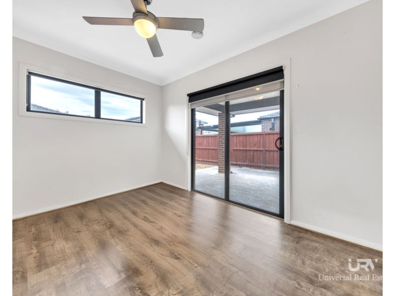 8 Upthorpe Way, Mickleham VIC 3064